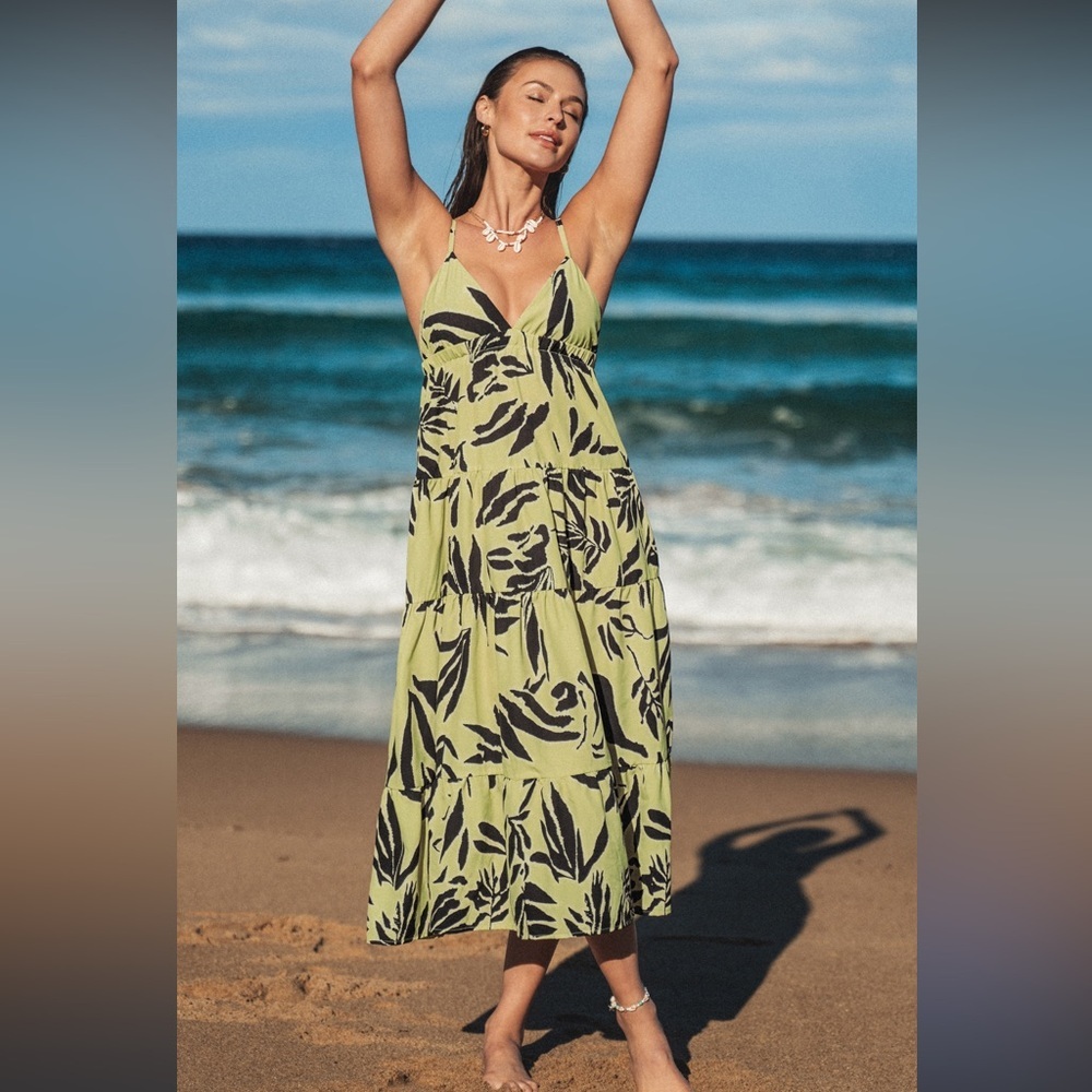 New leaf print v neck maxi tier dress in green/black size Xsmall